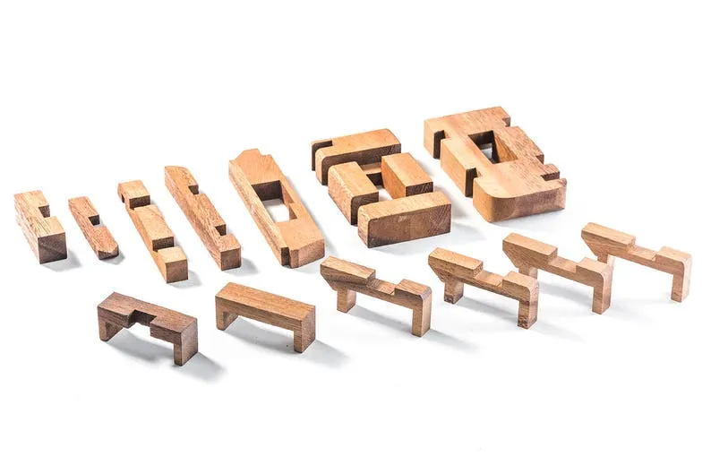 Brainteaser Puzzle Pig animal 3D wooden brain teaser puzzle-take apart and try put all pieces back again.